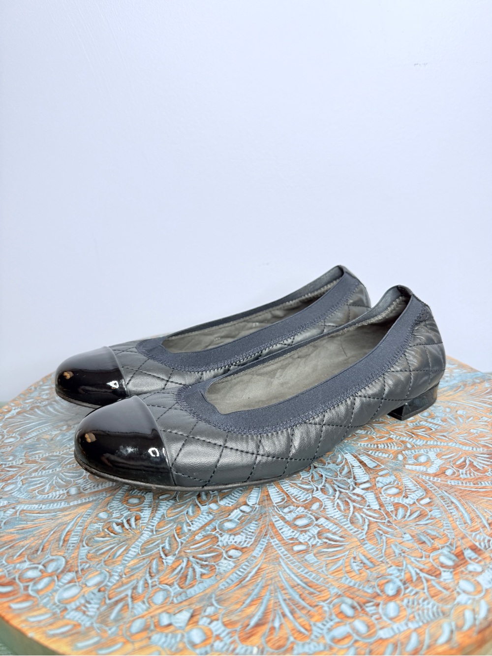 Like New! Stuart Weitzman quilted leather navy ballet flats size 6.5